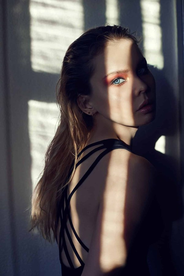 Comment intégrer des touches de couleurs vibrantes dans une tenue de travail neutre?