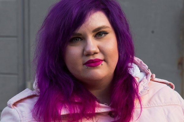 Pourquoi la couleur prune est-elle la tendance incontournable pour les cheveux cette saison ?